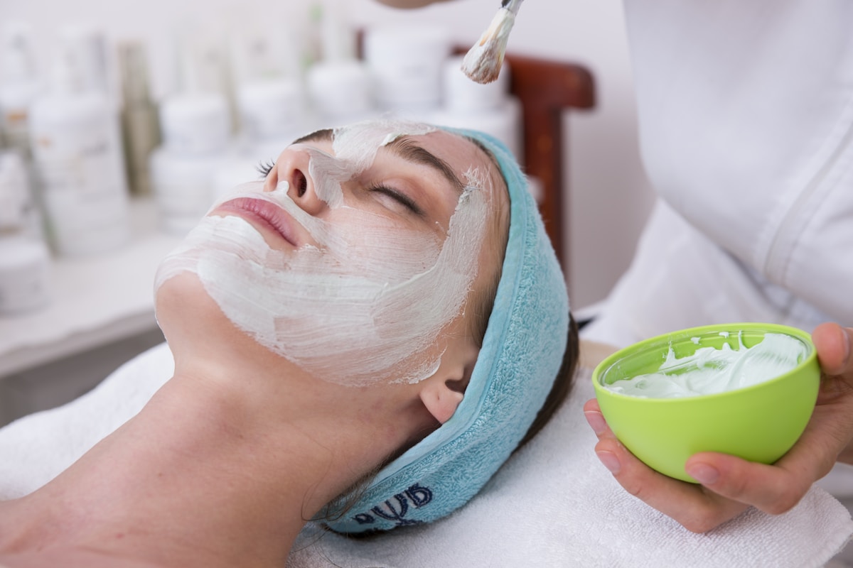 Cliente em procedimento de spa facial