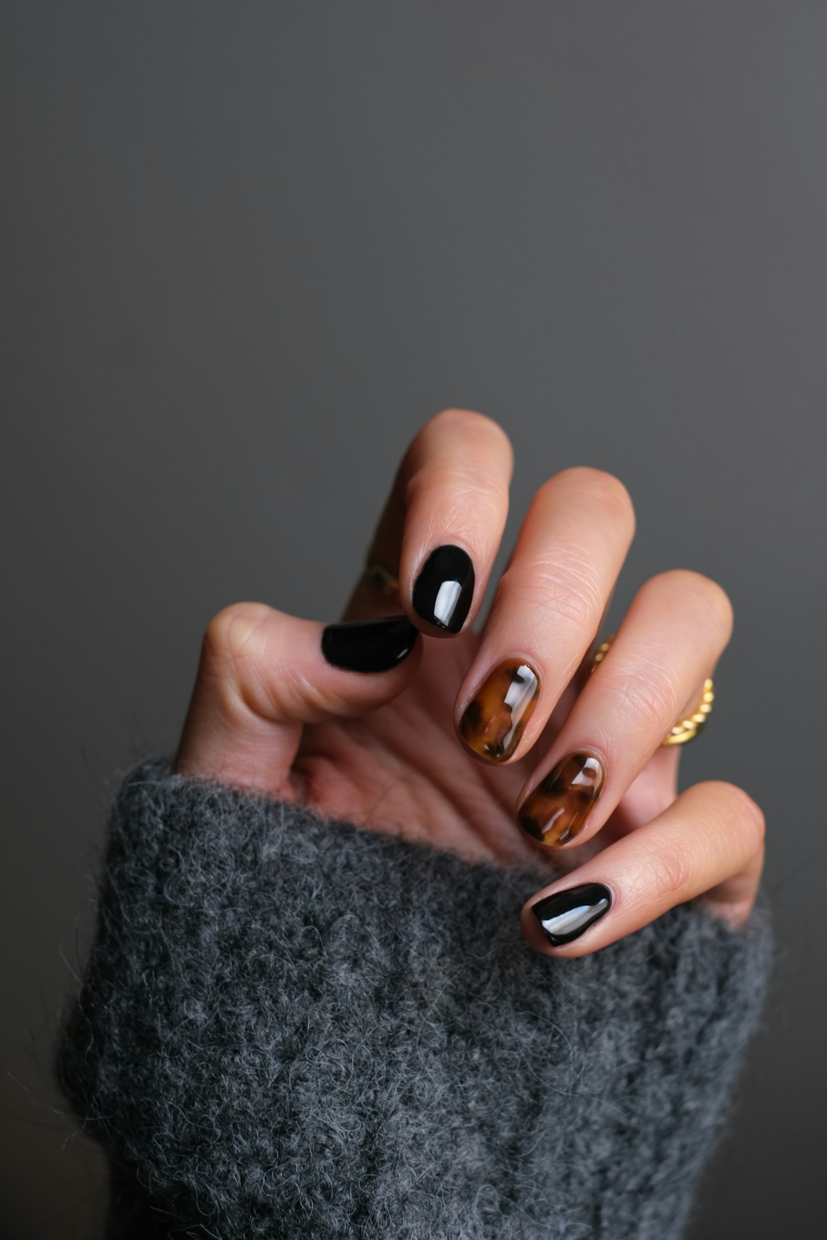 Unhas decoradas em tons escuros